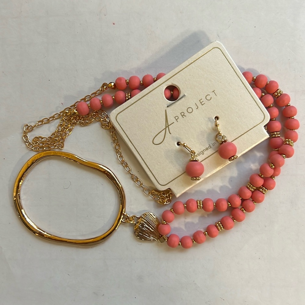 Necklace w/pendant & matching earrings - gold tone, pink-coral color - (#JLB40B)